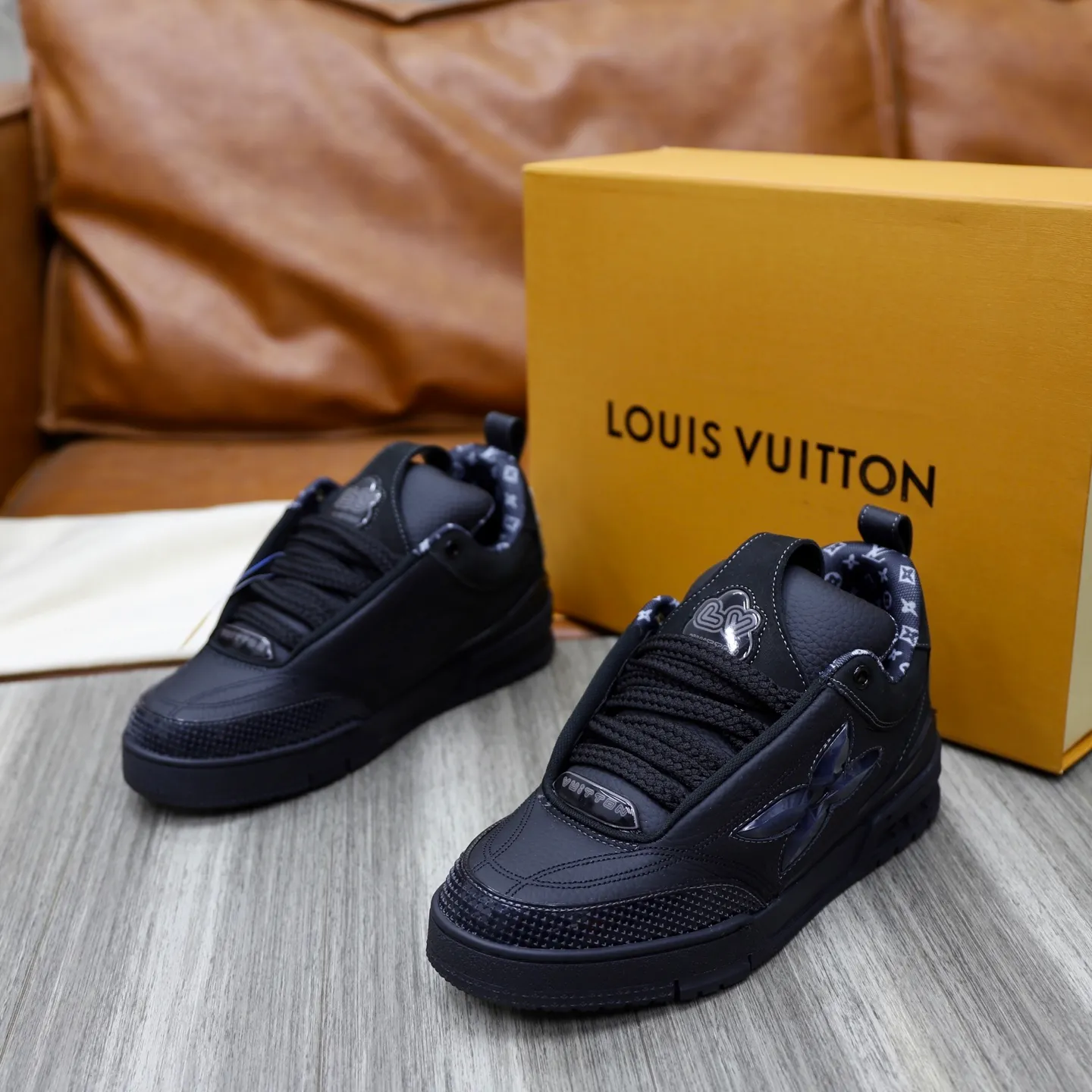 Men's shoes 💰: 860💰 LV Louis Vuitton TRAINER new sneakers are shipped. Louis Vuitton men's artistic director Virgil Abloh took inspiration to create this LV Trainer sneaker. Yingze crystal inlays present a colorful effect, with two gorgeous effect colors to choose from. The LV diamond letter logo badge on the tongue is gorgeous and noble. The LV letters are decorated on the side. The outsole is decorated with a Monogram flower pattern. It shows the trend of elegance and nobility! Men's model: 39-44 (38, 45, 46 customized)